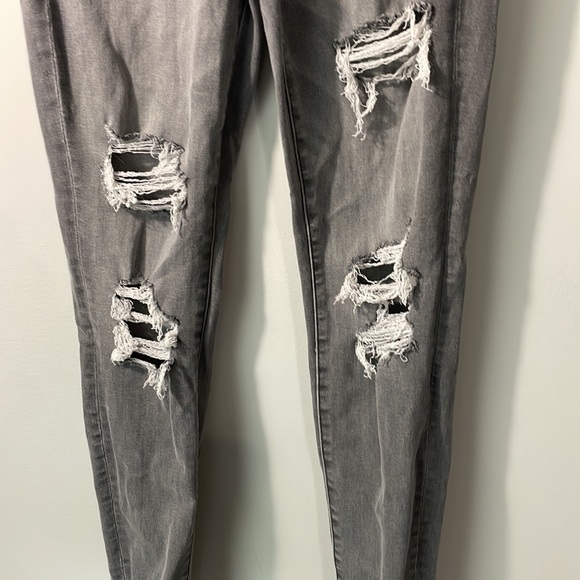 American Eagle Super high rise jegging size 8. Grey distressed. - Picture 4 of 9